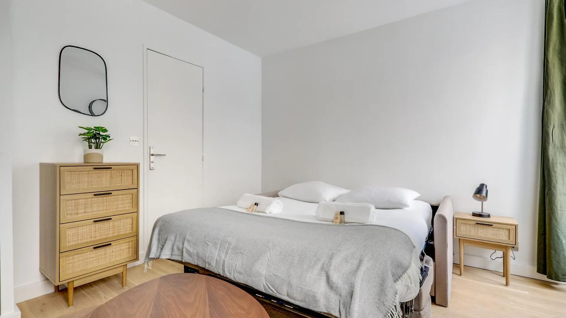 Montmartre L Center & Historic Sacre-Coeur Apartment Paris